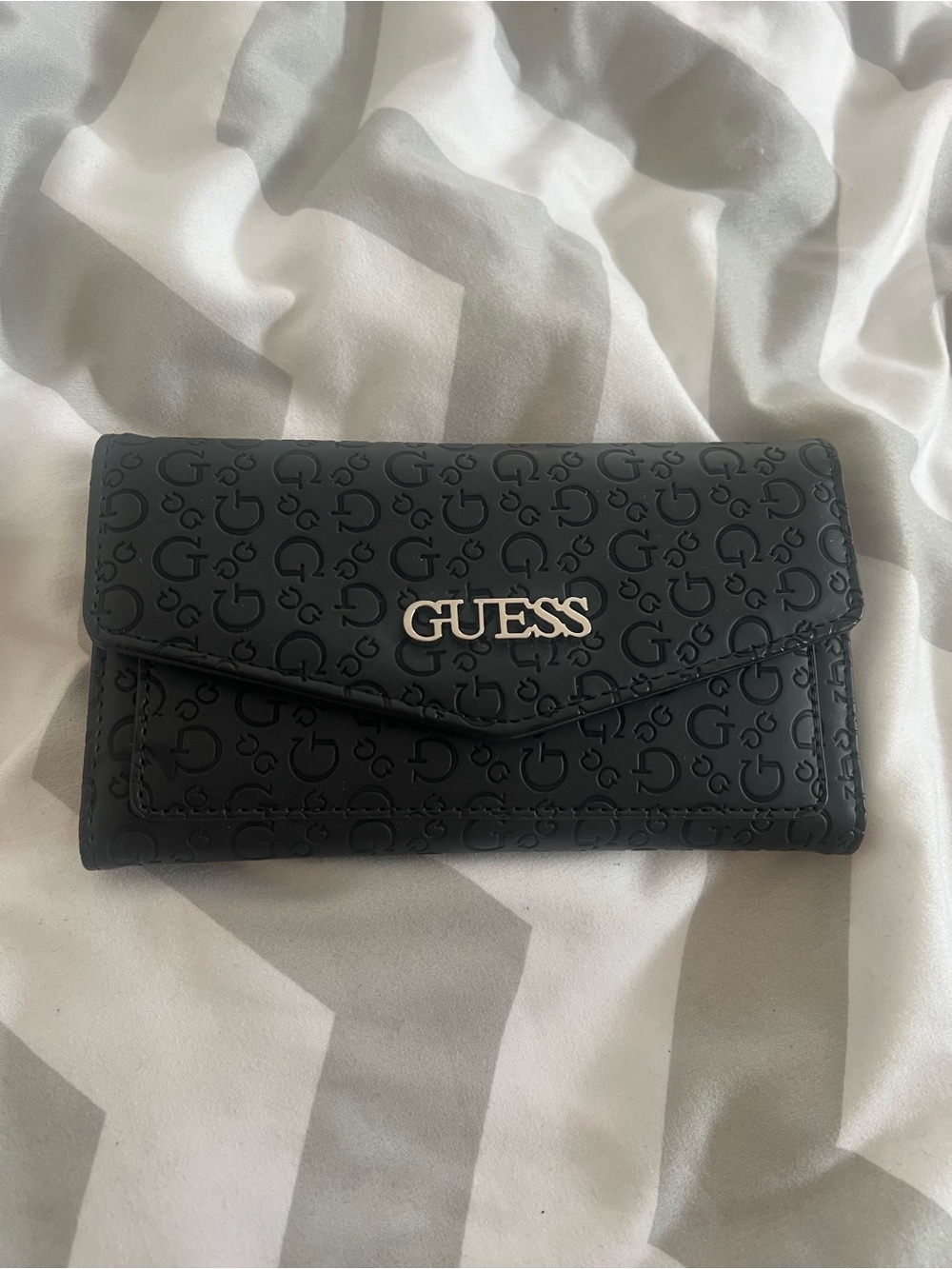 NWOT GUESS Black Embossed Logo Wallet